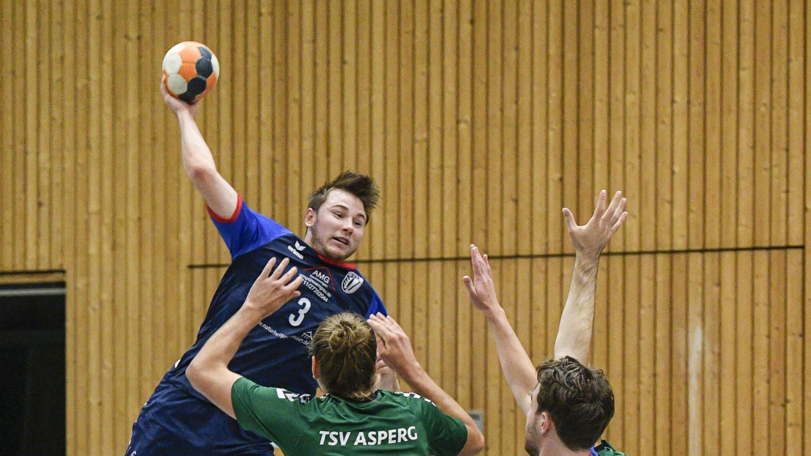 Nils Schutte (links) trifft für den TSV Oberriexingen im Heimspiel gegen Ludwigsburg III drei Mal ins Schwarze.  Foto: Archiv/Leitner