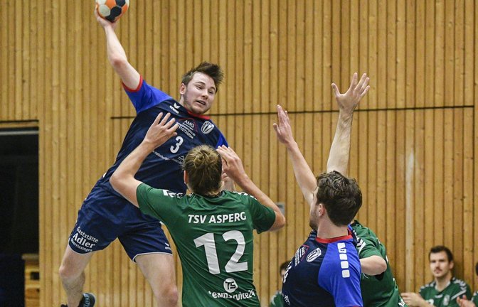 Nils Schutte (links) trifft für den TSV Oberriexingen im Heimspiel gegen Ludwigsburg III drei Mal ins Schwarze.  <span class='image-autor'>Foto: Archiv/Leitner</span>