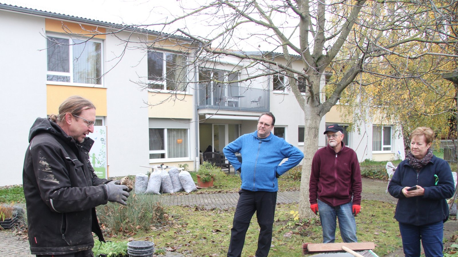 Naturgartenplaner Frieder Weigand (links) erklärt den Helferinnen und Helfern die richtige Technik beim Setzen der Pflänzchen.