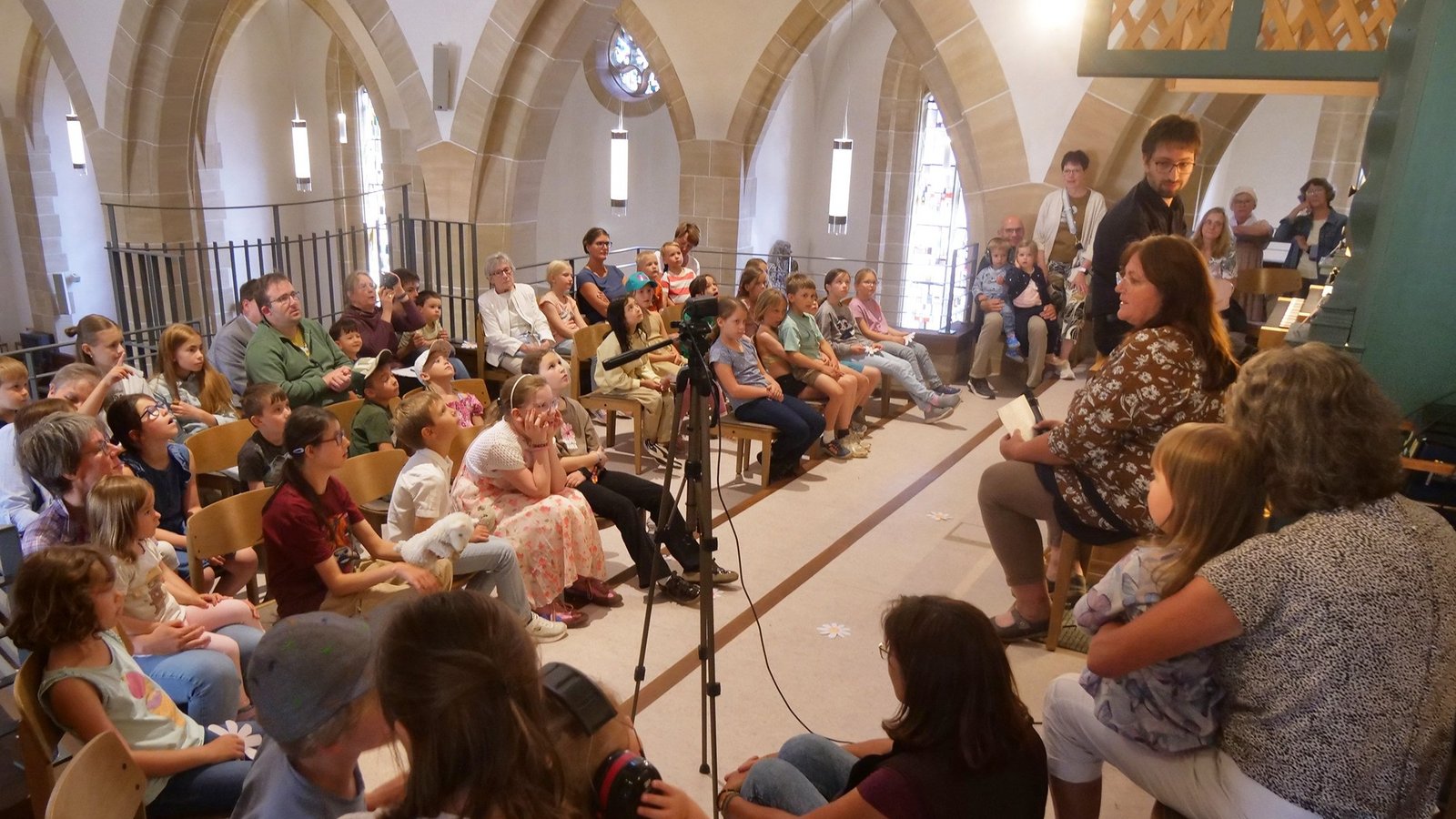 Beim Auftakt dürfen die jungen und junggebliebenen Besucher die Orgel ganz aus der Nähe entdecken.  Foto: Friedrich