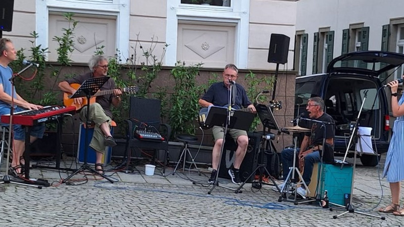 Die Formation Viertl Achde kommt am Donnerstag zum Strandleben.  Foto: p