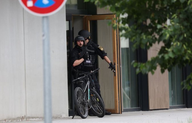 Das Unterstützungskommando (USK), spezialisierte Kräfte der bayerischen Polizei, stehen an einem Eingang zum Welfen-Gymnasium.<span class='image-autor'>Karl-Josef Hildenbrand/dpa</span>