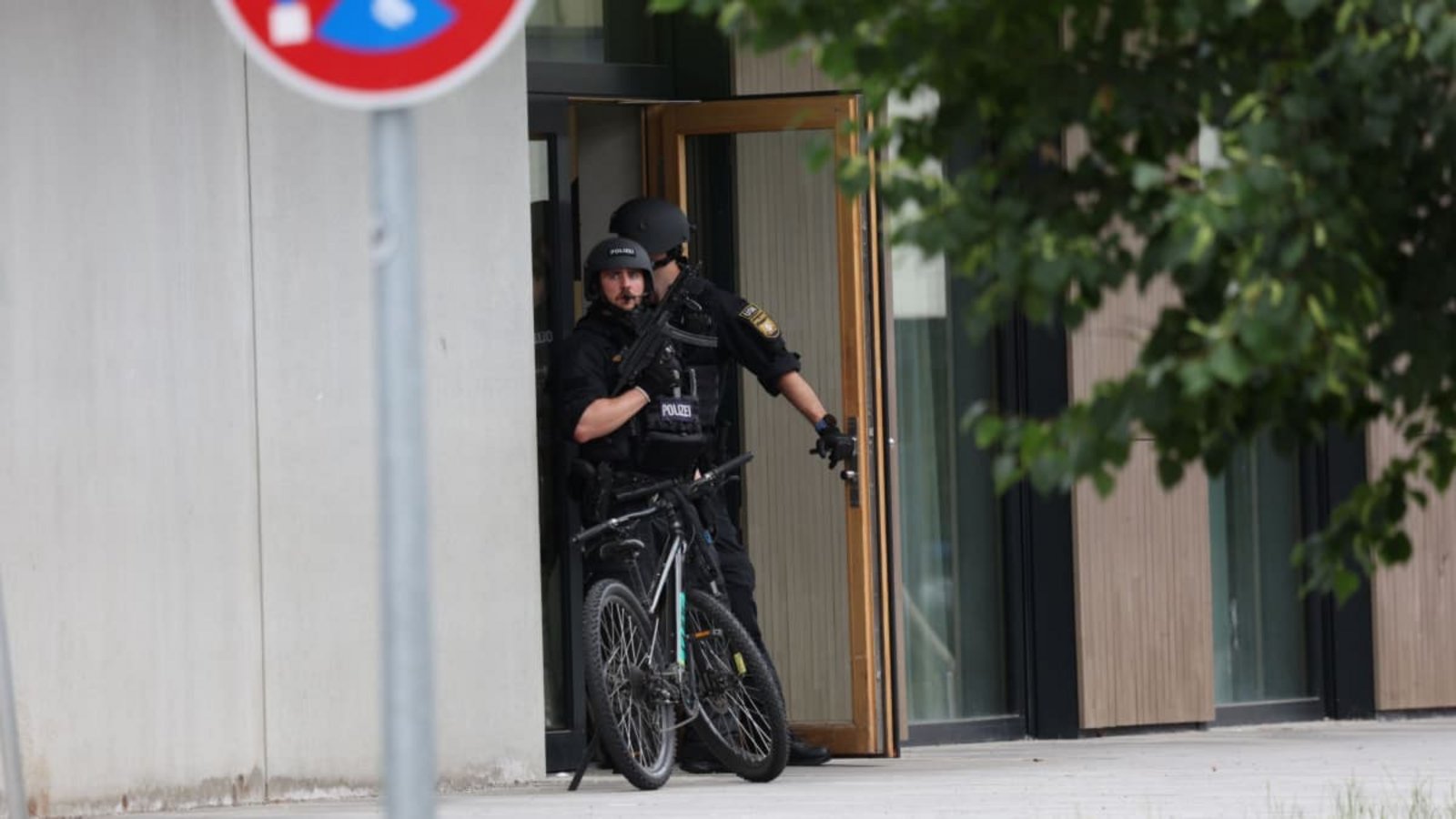 Das Unterstützungskommando (USK), spezialisierte Kräfte der bayerischen Polizei, stehen an einem Eingang zum Welfen-Gymnasium.Karl-Josef Hildenbrand/dpa Das Unterstützungskommando (USK), spezialisierte Kräfte der bayerischen Polizei, stehen an einem Eingang zum Welfen-Gymnasium.Karl-Josef Hildenbrand/dpa