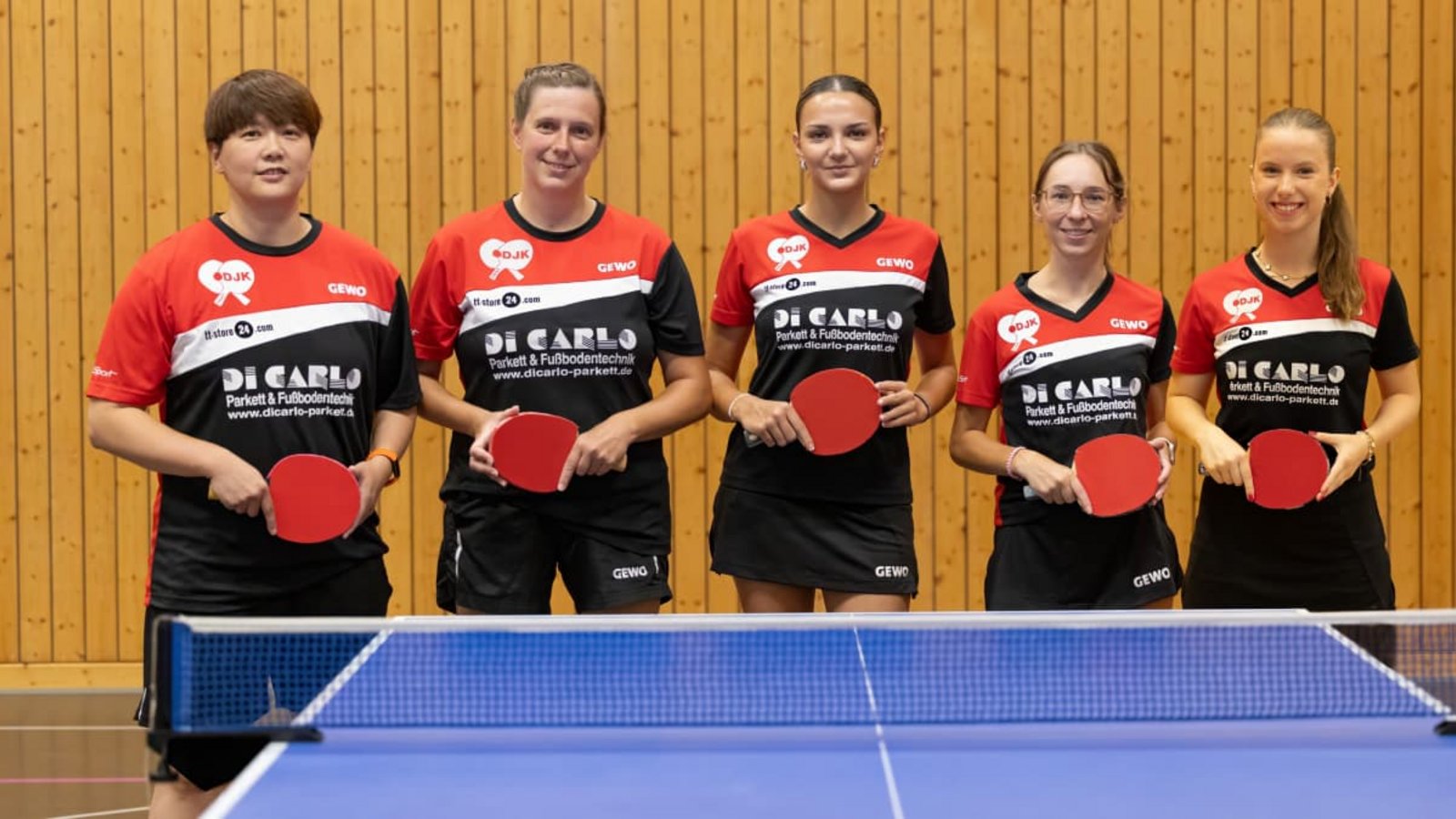 Die Frauen des DJK Sportbund Stuttgart sind bereit für den Saisonstart am Samstag. Von links: Mitsuki Yoshida, Alexandra Schankula, Fatme El Haj Ibrahim, Ronja Mödinger und Paulina Friebe.Volker Arnold