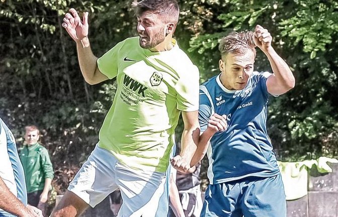 Sersheims Urim Ismajli (links) kämpft mit Rouven Schlingensief um den Ball. Der TSV Aurich gewinnt seinen ersten Dreier der Saison. Foto: Simecek