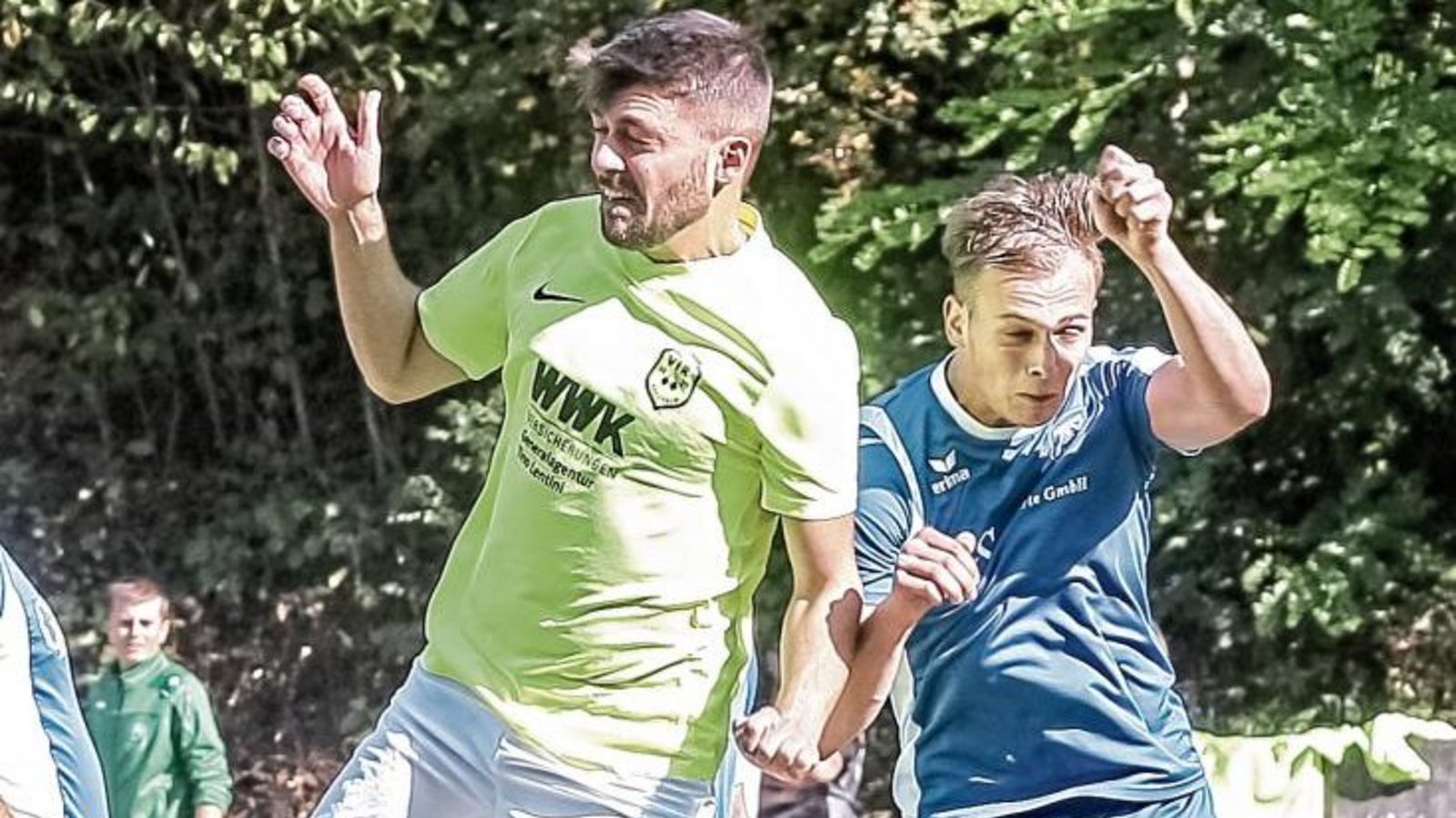 Sersheims Urim Ismajli (links) kämpft mit Rouven Schlingensief um den Ball. Der TSV Aurich gewinnt seinen ersten Dreier der Saison. Foto: Simecek