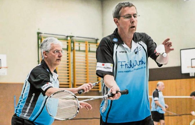 Jürgen Daust (links, mit Thomas Wiesa) teilt seine Freude am Badmintonspielen beim SV Illingen an diesem Wochenende mit mehr als 120 anderen Sportlern. Foto: Archiv/Leitner
