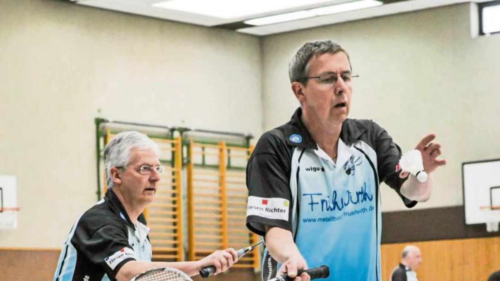 Jürgen Daust (links, mit Thomas Wiesa) teilt seine Freude am Badmintonspielen beim SV Illingen an diesem Wochenende mit mehr als 120 anderen Sportlern. Foto: Archiv/Leitner