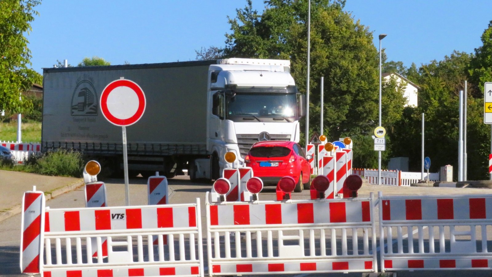 Man glaubt es nicht, „Geisterfahrer“! Da wird doch tatsächlich immer wieder bei der Vaihinger Feuerwehr gegen die Fahrtrichtung in die Baustellen-Einbahnstraße eingefahren. Der Lkw hier ist jedoch stärker. Immerhin ist sein Fahrer in die korrekte Richtung unterwegs.  Foto: Arning
