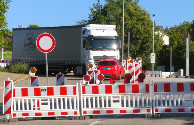 Man glaubt es nicht, „Geisterfahrer“! Da wird doch tatsächlich immer wieder bei der Vaihinger Feuerwehr gegen die Fahrtrichtung in die Baustellen-Einbahnstraße eingefahren. Der Lkw hier ist jedoch stärker. Immerhin ist sein Fahrer in die korrekte Richtung unterwegs.  <span class='image-autor'>Foto: Arning</span>