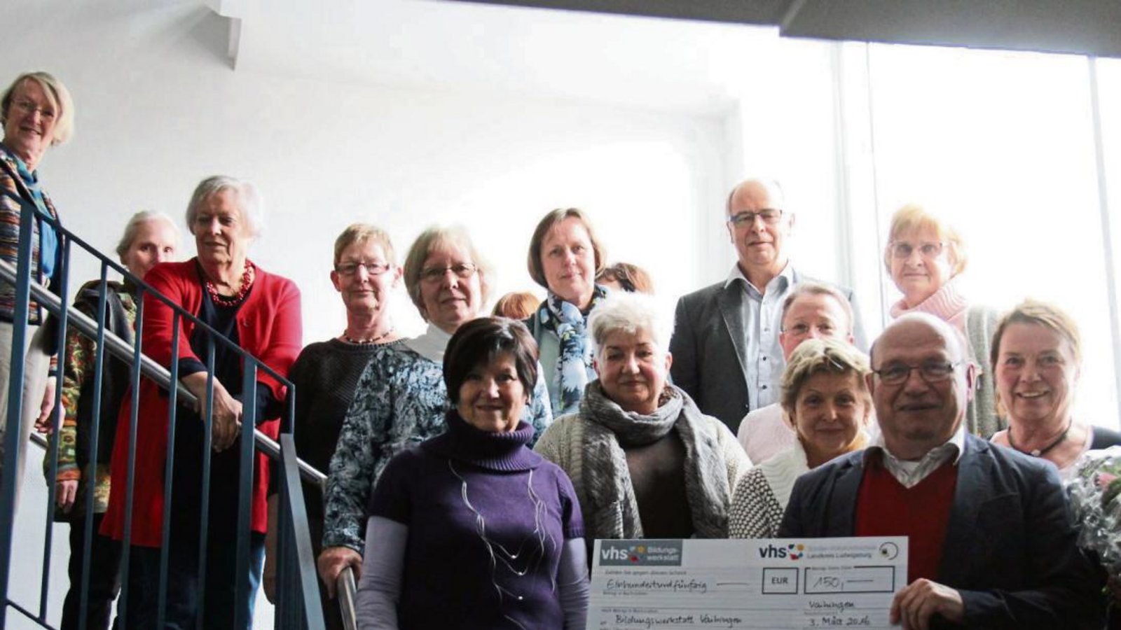Die Bildungswerkstatt Vaihingen feiert zehnjähriges Bestehen: Siegfried Haag (2.v.l.) zeigt den Scheck der VHS. Foto: Lung Die Bildungswerkstatt Vaihingen feiert zehnjähriges Bestehen: Siegfried Haag (2.v.l.) zeigt den Scheck der VHS. Foto: Lung