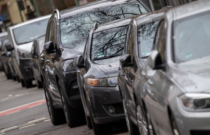 Ein SUV parkt in Frankfurt am Main in einer Reihe mit anderen Autos. (Symbolbild).<span class='image-autor'>Sebastian Gollnow/dpa</span>