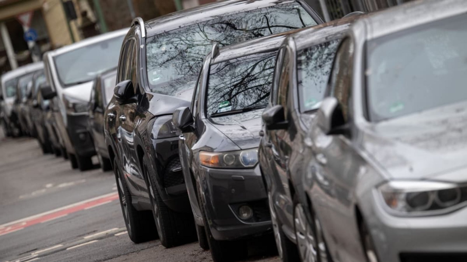 Ein SUV parkt in Frankfurt am Main in einer Reihe mit anderen Autos. (Symbolbild).Sebastian Gollnow/dpa Ein SUV parkt in Frankfurt am Main in einer Reihe mit anderen Autos. (Symbolbild).Sebastian Gollnow/dpa