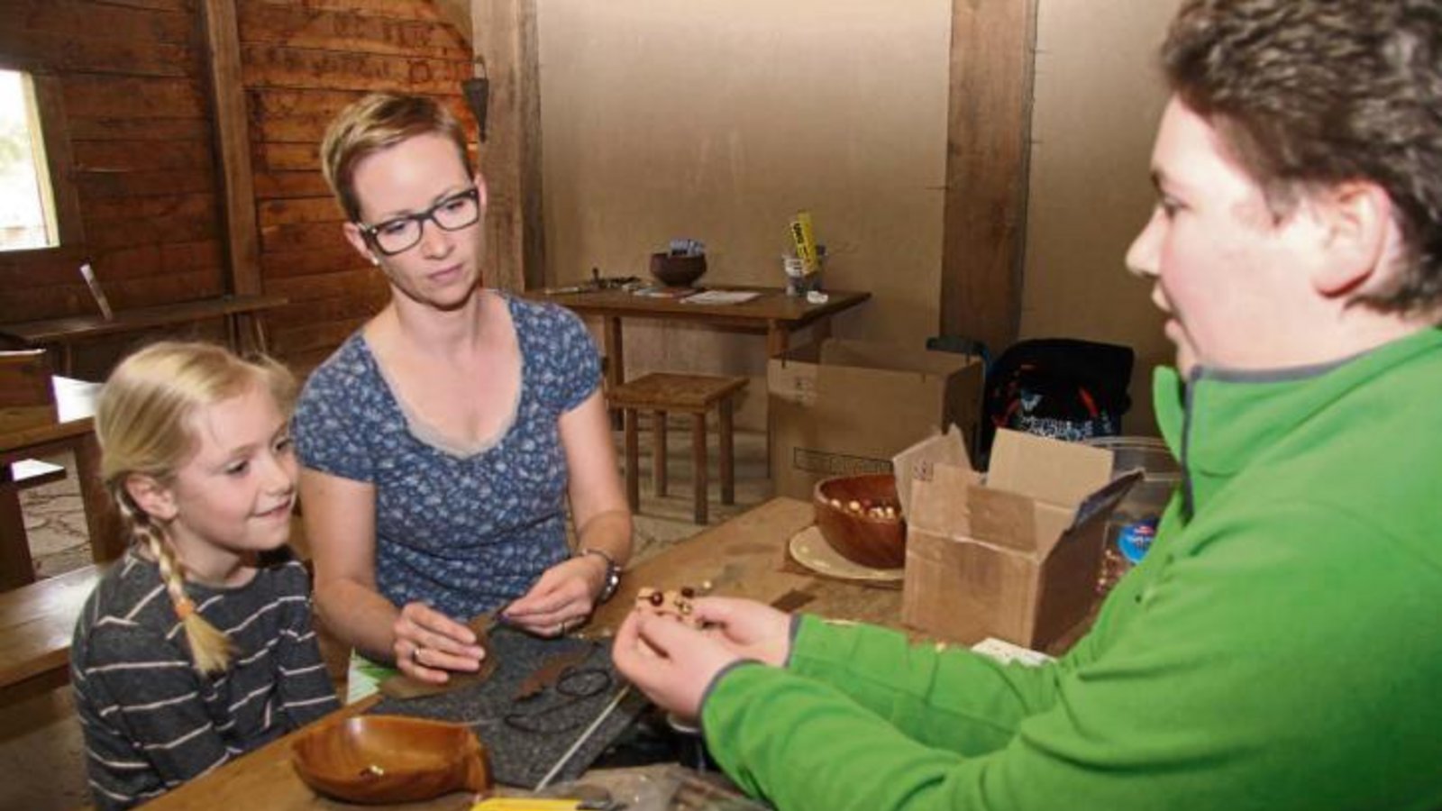 Paula und Katharina Heindel aus Ensingen (von links) stellten unter Anleitung von Antje Langer Lederarmbänder her. Foto: Banholzer Paula und Katharina Heindel aus Ensingen (von links) stellten unter Anleitung von Antje Langer Lederarmbänder her. Foto: Banholzer