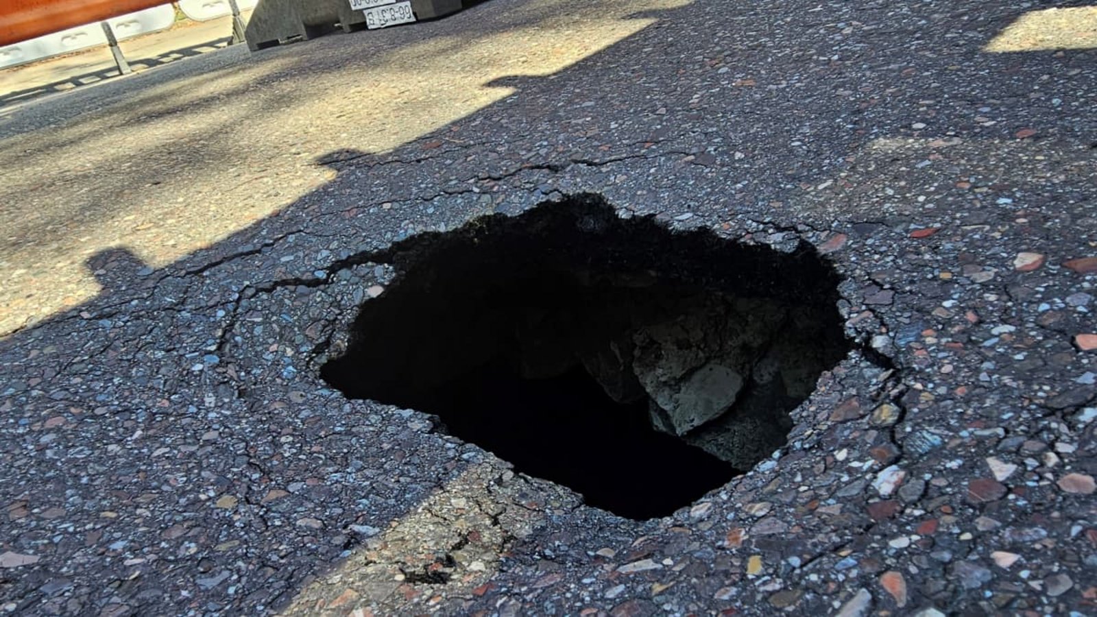 In der Werderstraße klafft ein tiefes Loch im Fahrbahnbelag.Anreas Rosar In der Werderstraße klafft ein tiefes Loch im Fahrbahnbelag.Anreas Rosar