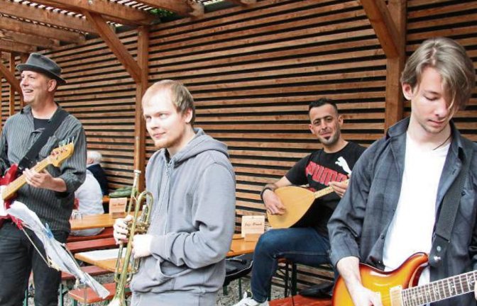 Beim Jazz-Brunch des Lions-Clubs in der Vaihinger Seemühle musizierten am Sonntag Deutsche und Flüchtlinge gemeinsam unter dem Motto „Hand in Hand“. Die 200 Besucher – darunter etwa 80 Flüchtlinge – konnten sich dabei an einem Büfett aus deutschen, afrikanischen und arabischen Gerichten stärken. Foto: Banholzer