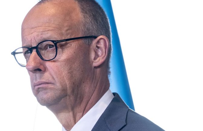 Bundeskanzler Friedrich Merz verliert einer neuen Umfrage zufolge weiter Rückhalt in der Bevölkerung (Archivfoto).<span class='image-autor'>Fabian Sommer/dpa</span>