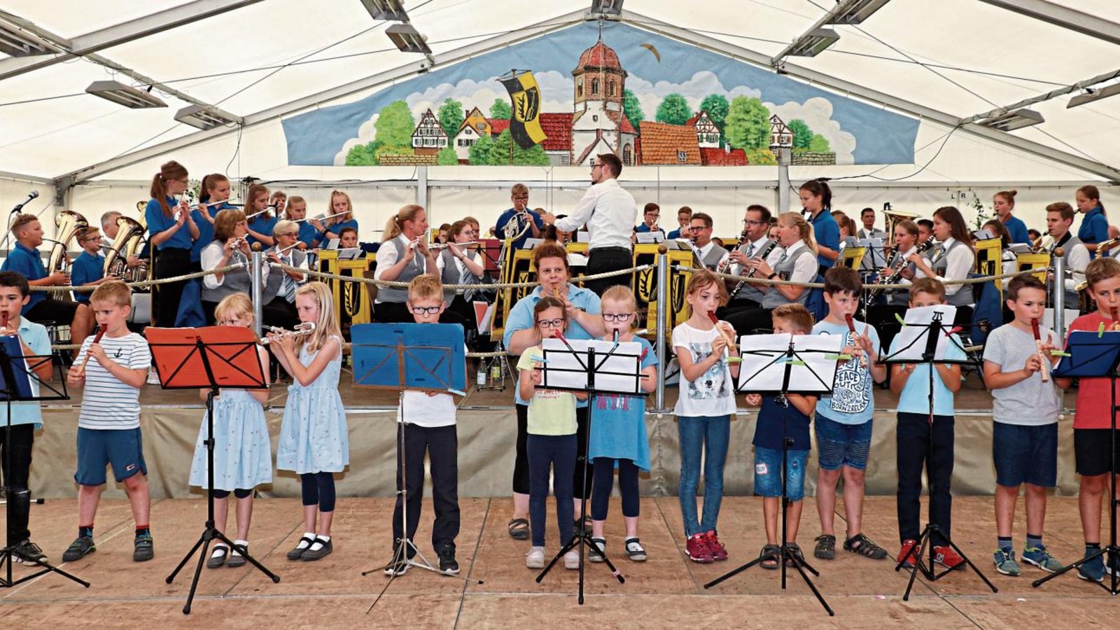 90 Musizierende aller Generationen auf einen Blick beim Inselfest in Oberriexingen. Fotos: Gergen