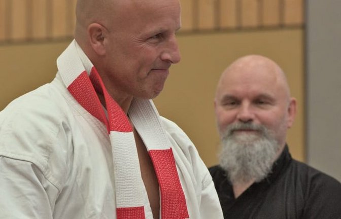 Jörg Eisele hat zum Abschluss des 25. von ihm ausgerichteten Lehrgangs beim Budosportverein Bushido Enzweihingen den 6. Dan Jiu-Jitsu verliehen bekommen. <span class='image-autor'>Foto: privat</span>