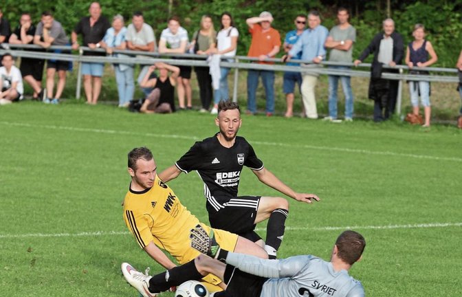 Gelingt Seriensieger Kleinglattbach (Mitte: Fatos Isafi im Vorjahresfinale gegen Riets Heiko Dieterle) erneut die Titelverteidigung? Foto: Nachreiner