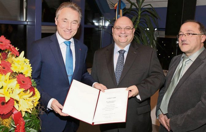 Wiederverpflichtung des Sersheimer Bürgermeisters Jürgen Scholz (Mitte); links Landrat Rainer Haas, rechts der stellvertretende Bürgermeister Sieghard Geske. Foto: Bögel