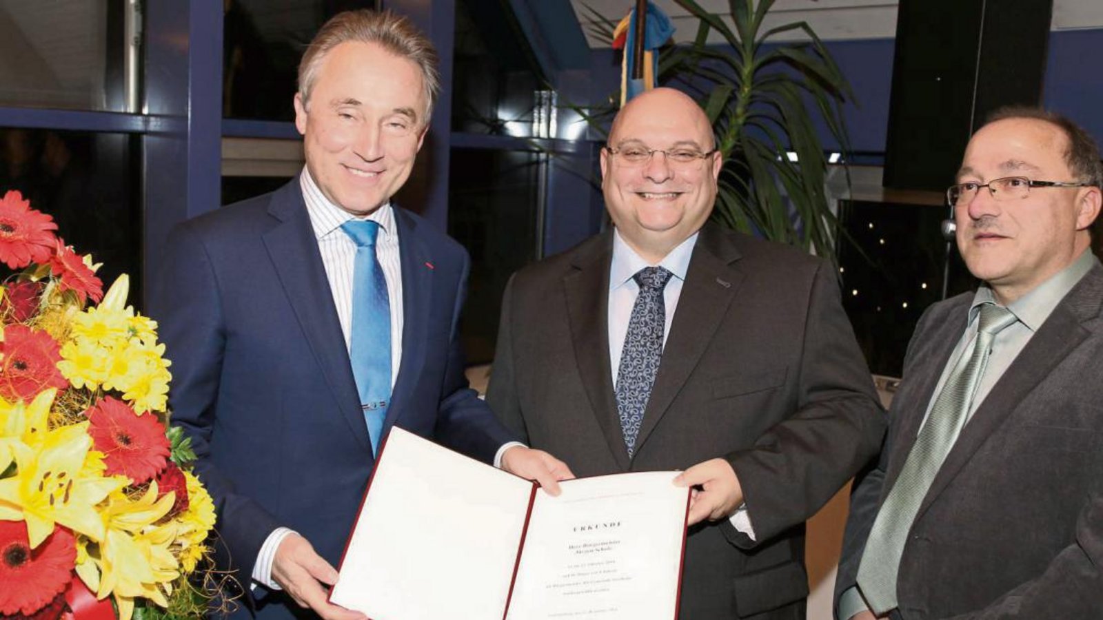 Wiederverpflichtung des Sersheimer Bürgermeisters Jürgen Scholz (Mitte); links Landrat Rainer Haas, rechts der stellvertretende Bürgermeister Sieghard Geske. Foto: Bögel