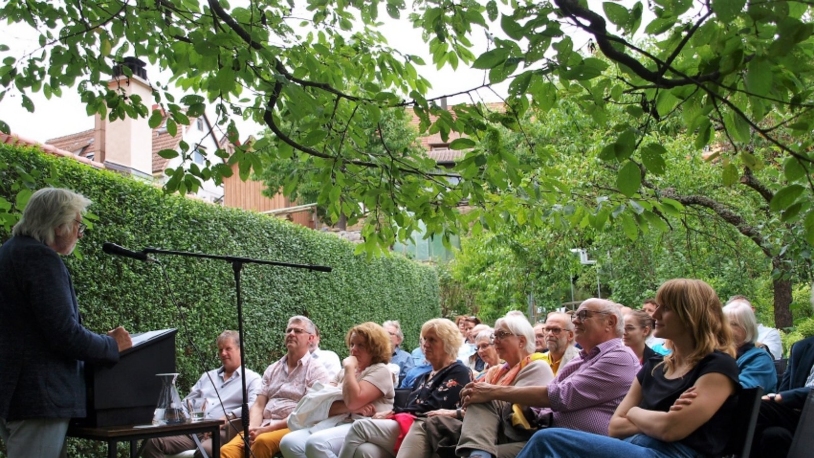 Im Ambiente eines idyllischen Gartens an einem lauen Sommerabend lauschen 40 Zuhörer gespannt dem Vortrag des Brettener Autors Manfred Gessat.  Foto: Filitz