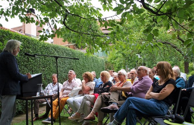 Im Ambiente eines idyllischen Gartens an einem lauen Sommerabend lauschen 40 Zuhörer gespannt dem Vortrag des Brettener Autors Manfred Gessat.  <span class='image-autor'>Foto: Filitz</span>