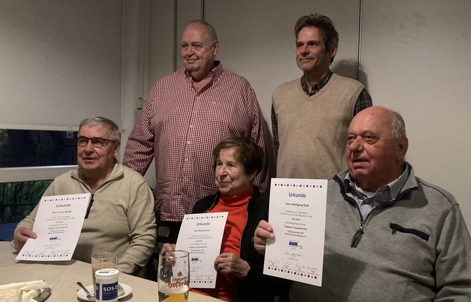 VdK-Jubilarehrung, sitzend von links nach rechts: Arthur Burger, Brigitta und Wolfgang Rudl; stehend: VdK-Vorsitzender Jürgen Wolf und Ortsvorsteher Gerd Fink. <span class='image-autor'>Foto: p</span>