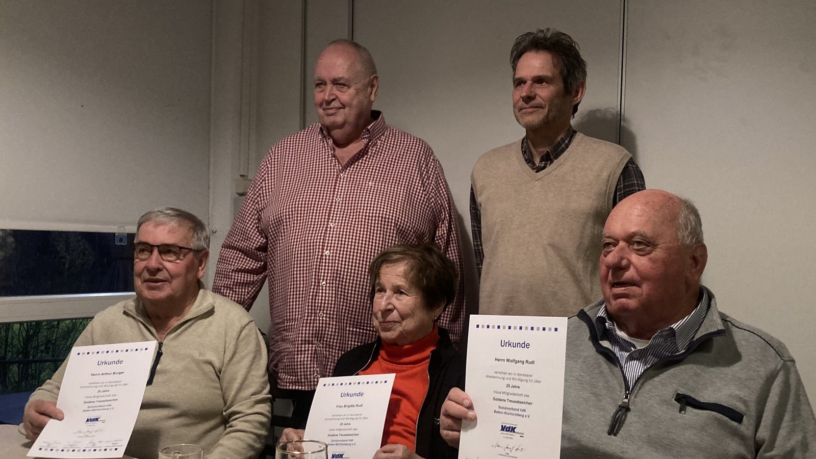 VdK-Jubilarehrung, sitzend von links nach rechts: Arthur Burger, Brigitta und Wolfgang Rudl; stehend: VdK-Vorsitzender Jürgen Wolf und Ortsvorsteher Gerd Fink. Foto: p VdK-Jubilarehrung, sitzend von links nach rechts: Arthur Burger, Brigitta und Wolfgang Rudl; stehend: VdK-Vorsitzender Jürgen Wolf und Ortsvorsteher Gerd Fink. Foto: p