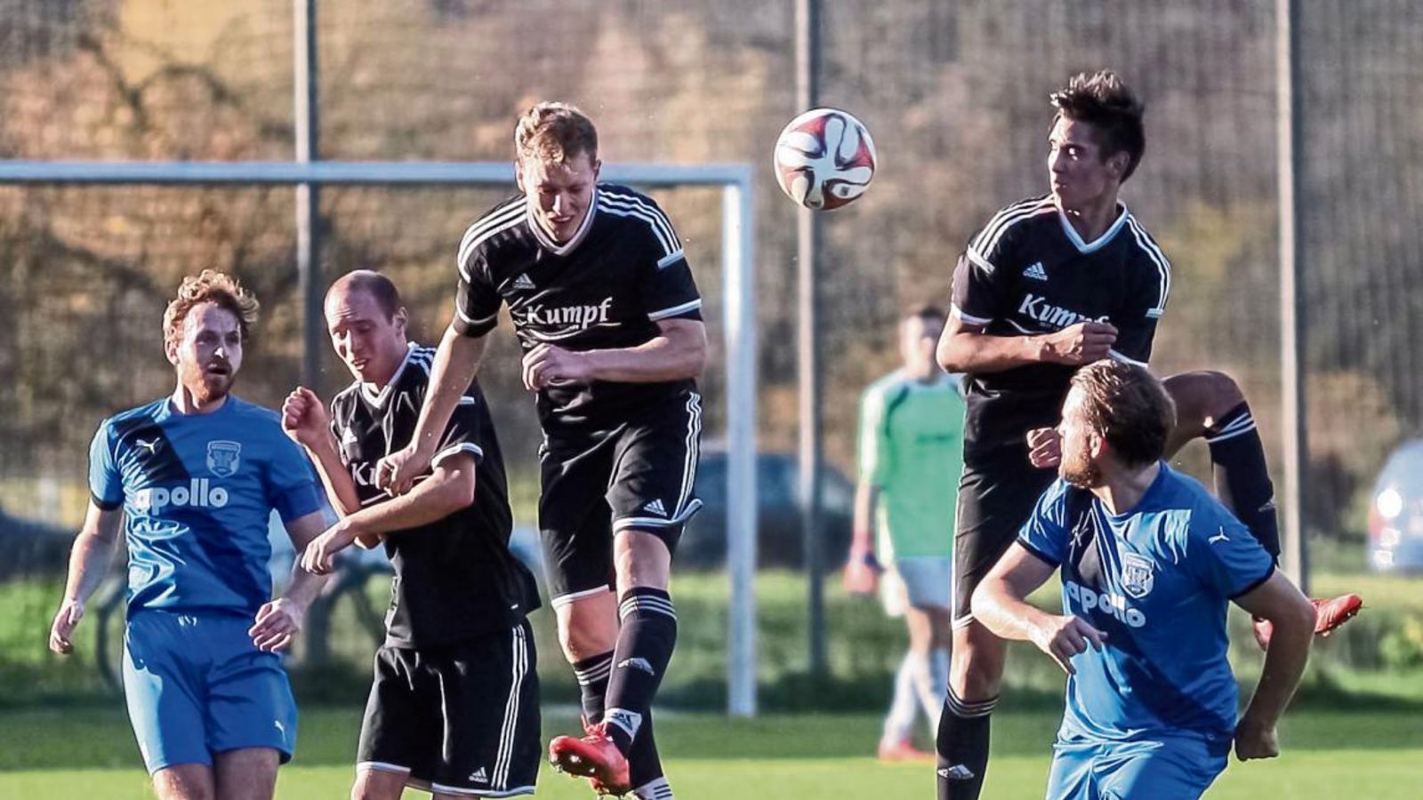 Der TSV Unterriexingen (in schwarzen Trikots von links Lukas Glaser, Sascha Streicher und Devrim Namdar) dominiert die Kreisliga A 3. Foto: Simecek Der TSV Unterriexingen (in schwarzen Trikots von links Lukas Glaser, Sascha Streicher und Devrim Namdar) dominiert die Kreisliga A 3. Foto: Simecek