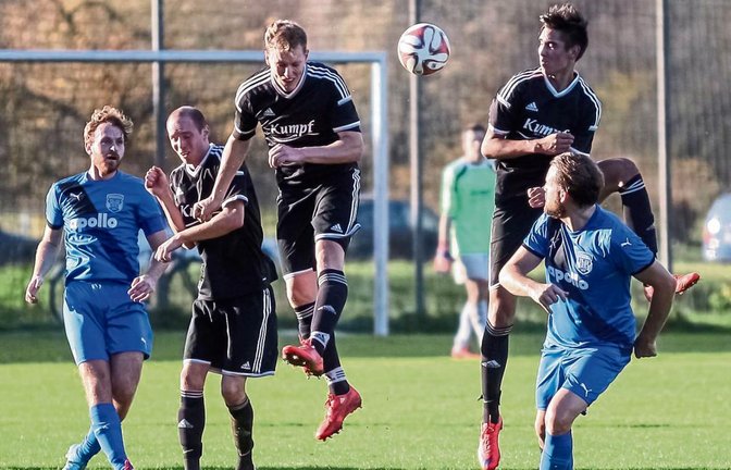 Der TSV Unterriexingen (in schwarzen Trikots von links Lukas Glaser, Sascha Streicher und Devrim Namdar) dominiert die Kreisliga A 3.  Foto: Simecek