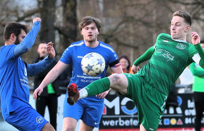 TSV-Kapitän Justin Trostel (rechts) kämpft für Kleinglattbach verbissen um den Ball, doch am Ende hat Gastgeber Illingen im Nachholspiel mit 2:1 die Nase vorn. <span class='image-autor'>Fotos: Küppers</span>