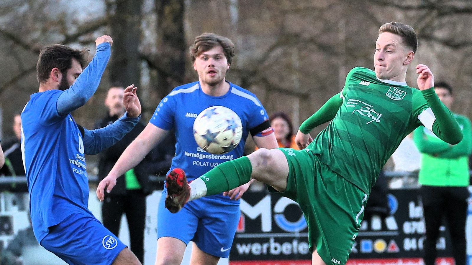 TSV-Kapitän Justin Trostel (rechts) kämpft für Kleinglattbach verbissen um den Ball, doch am Ende hat Gastgeber Illingen im Nachholspiel mit 2:1 die Nase vorn. Fotos: Küppers