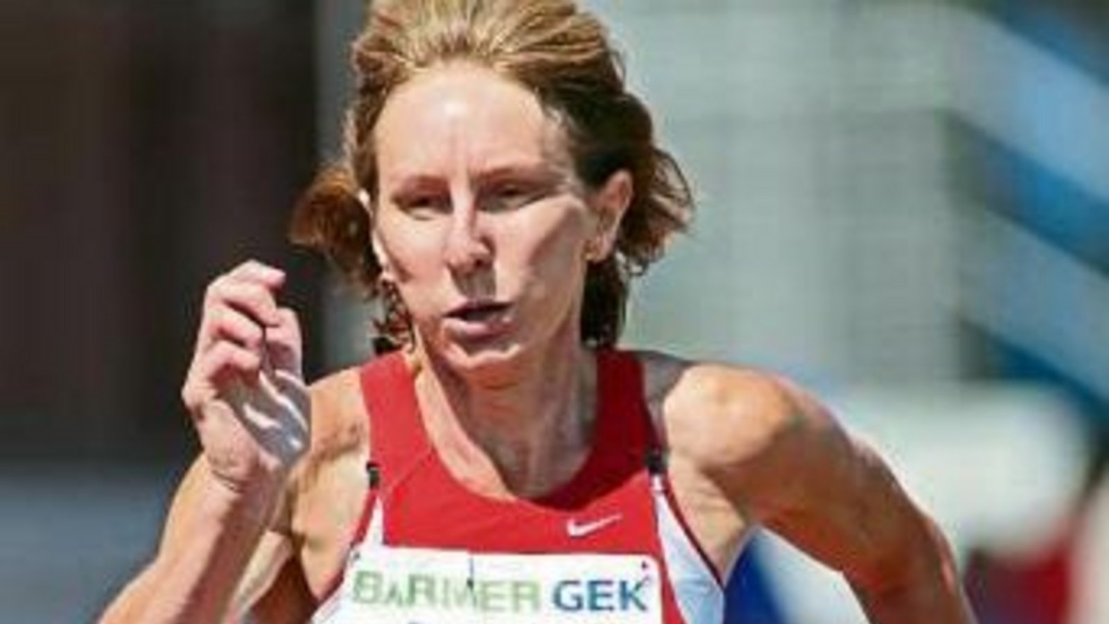 Gegen bis zu vier Jahre jüngere Konkurrentinnen sprintet Angelika Grißmer bei der Leichtathletik-DM über 200 Meter zur Bronzemedaille. Foto: Görlitz