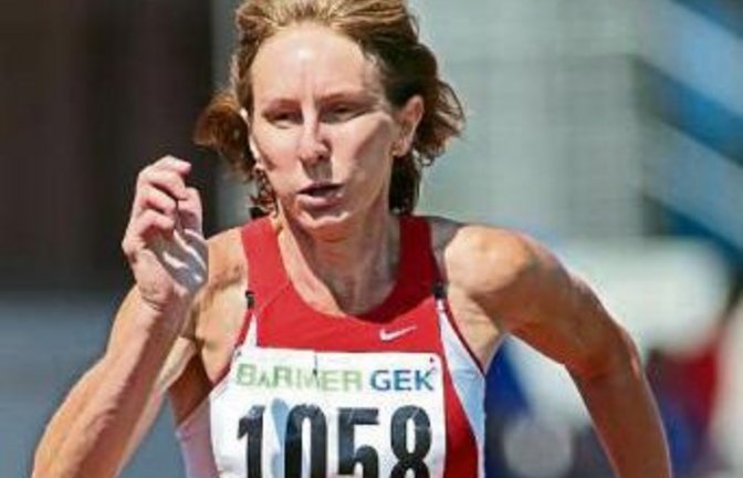 Gegen bis zu vier Jahre jüngere Konkurrentinnen sprintet Angelika Grißmer bei der Leichtathletik-DM über 200 Meter zur Bronzemedaille. Foto: Görlitz