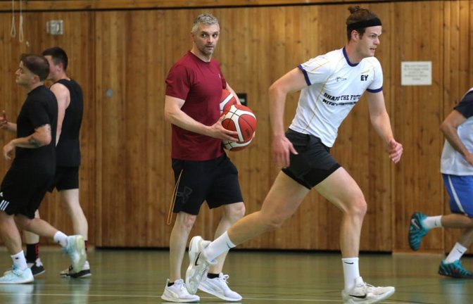 Sascha Gusbeth, der neue Trainer der Leonberger Basketballer, mischt beim Training auch mal auf dem Spielfeld mit.<span class='image-autor'>Andreas Gorr</span>