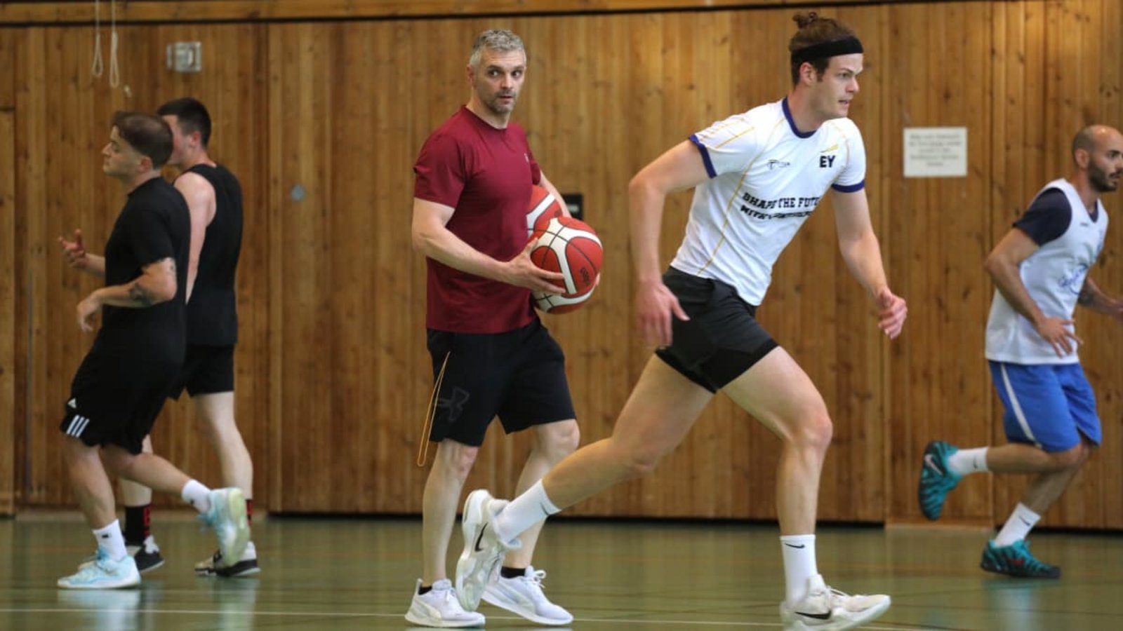 Sascha Gusbeth, der neue Trainer der Leonberger Basketballer, mischt beim Training auch mal auf dem Spielfeld mit.Andreas Gorr Sascha Gusbeth, der neue Trainer der Leonberger Basketballer, mischt beim Training auch mal auf dem Spielfeld mit.Andreas Gorr