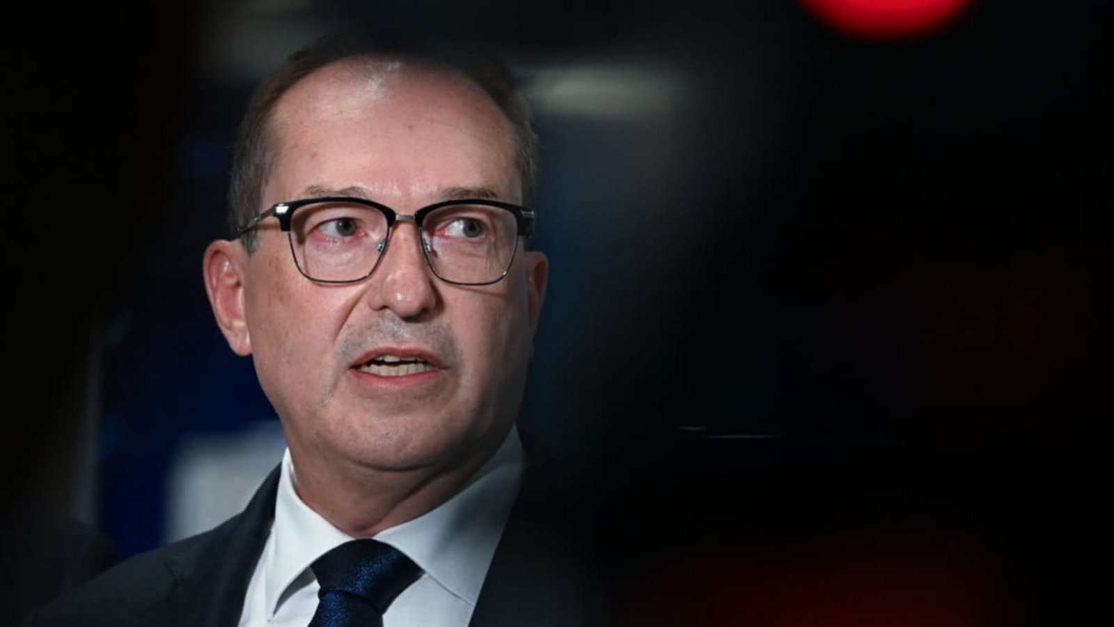 Alexander Dobrindt (CSU), Bundesinnenminister, spricht bei einer Pressekonferenz in einem Terminal des Flughafens Leipzig/Halle.Hendrik Schmidt/dpa