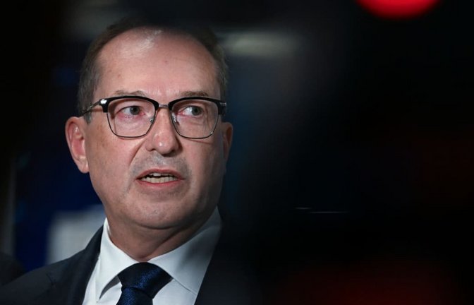 Alexander Dobrindt (CSU), Bundesinnenminister, spricht bei einer Pressekonferenz in einem Terminal des Flughafens Leipzig/Halle.<span class='image-autor'>Hendrik Schmidt/dpa</span>