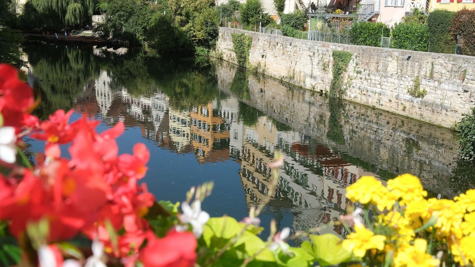 Eine Häuserzeile spiegelt sich in Tübingen bei sonnigem Spätsommerwetter in der Oberfläche des Neckars. (zu dpa: «Noch einmal Freibadwetter – dann kommt die Kaltfront»)Bernd Weißbrod/dpa Eine Häuserzeile spiegelt sich in Tübingen bei sonnigem Spätsommerwetter in der Oberfläche des Neckars. (zu dpa: «Noch einmal Freibadwetter – dann kommt die Kaltfront»)Bernd Weißbrod/dpa