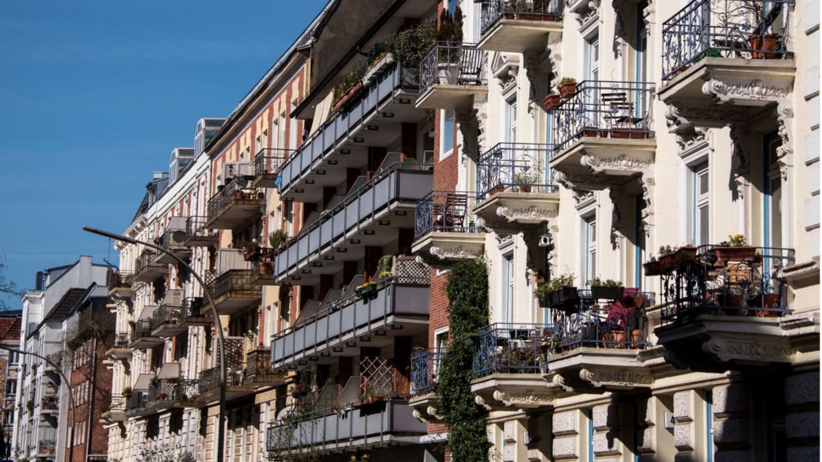 ARCHIV - 07.04.2020, Hamburg: Die Fassaden von Mehrfamilienhäusern im Stadtteil Eimsbüttel leuchten im Sonnenlicht. (zu dpa: «Mietpreisbremse in Hamburg vor Verlängerung») Foto: Daniel Bockwoldt/dpa +++ dpa-Bildfunk +++dpa ARCHIV - 07.04.2020, Hamburg: Die Fassaden von Mehrfamilienhäusern im Stadtteil Eimsbüttel leuchten im Sonnenlicht. (zu dpa: «Mietpreisbremse in Hamburg vor Verlängerung») Foto: Daniel Bockwoldt/dpa +++ dpa-Bildfunk +++dpa