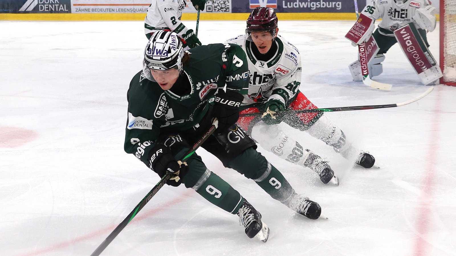 Zumindest in dieser Situation ist der Bietigheimer Brett Kemp (links) schneller als sein Rosenheimer Gegner. Foto: Baumann Zumindest in dieser Situation ist der Bietigheimer Brett Kemp (links) schneller als sein Rosenheimer Gegner. Foto: Baumann
