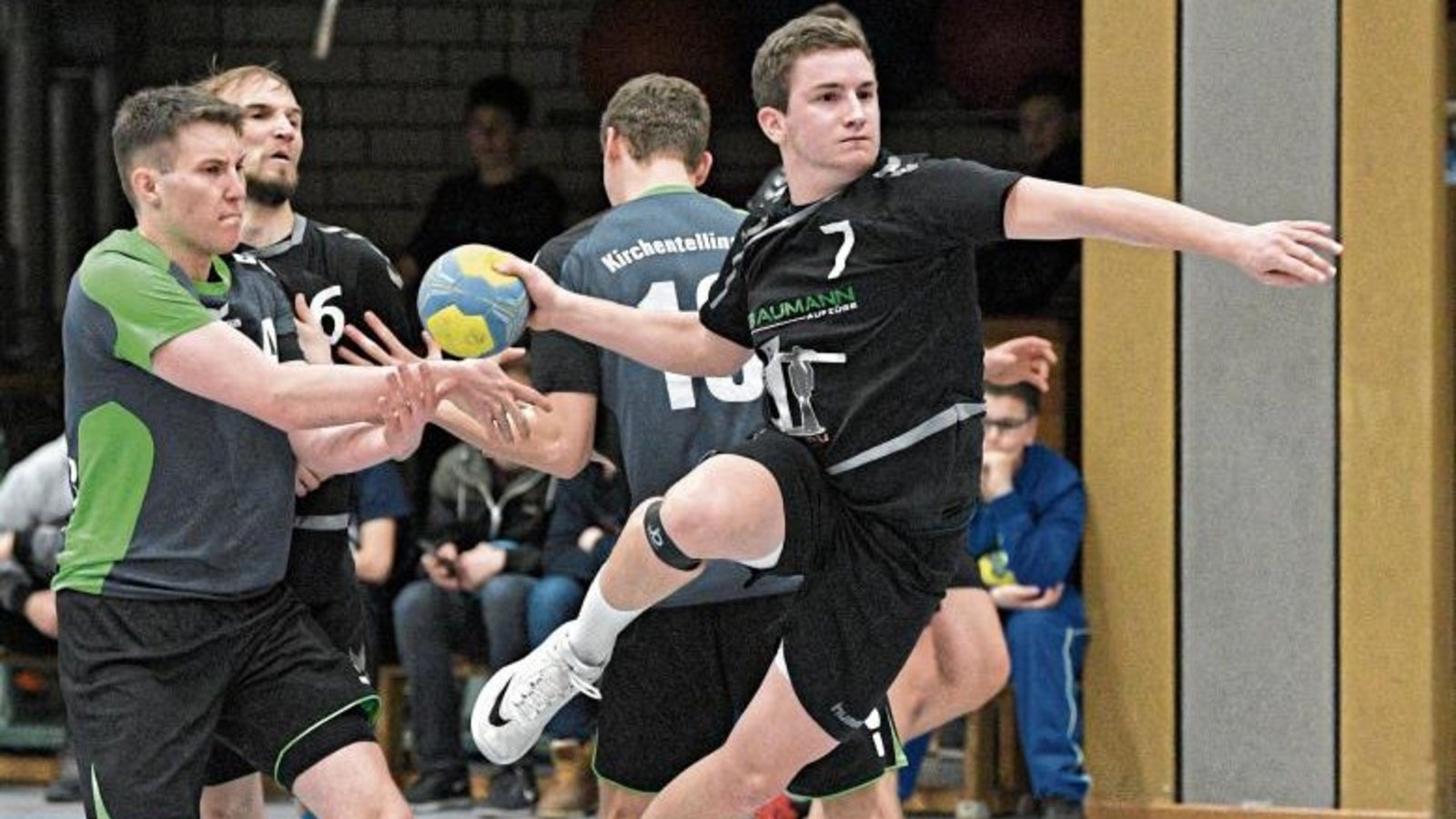 Julian Rühling (beim Wurf) freut sich darüber, dass im Enzweihinger Team Spielfreude pur herrschte und im vorletzten Spiel der Saison ein 37:20 (14:13)-Heimsieg gelungen ist. Foto: Leitner Julian Rühling (beim Wurf) freut sich darüber, dass im Enzweihinger Team Spielfreude pur herrschte und im vorletzten Spiel der Saison ein 37:20 (14:13)-Heimsieg gelungen ist. Foto: Leitner
