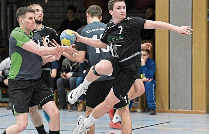 Julian Rühling (beim Wurf) freut sich darüber, dass im Enzweihinger Team Spielfreude pur herrschte und im vorletzten Spiel der Saison ein 37:20 (14:13)-Heimsieg gelungen ist. Foto: Leitner