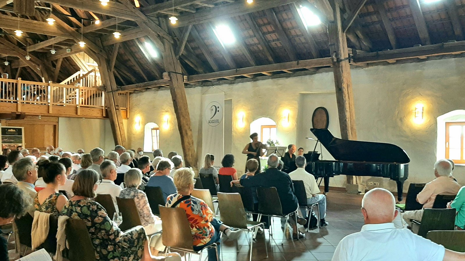 Beim dritten Saisonkonzert der „Klanglese Kirbachtal“ mit dem Titel „Wien.Paris.A-Dur“ spielte das Professoren-Duo Anke Dill (Violine) und Florian Wiek (Klavier) Sonaten von Mozart, Beethoven und Franck. In der Hohenhaslacher Kelter kam dabei erstmals ein Steinway-D-Flügel zum Einsatz, den der Konzertverein Kirbachtal von der Hamburger Flügelwerkstatt Heike Schlunck geliehen hatte. Unter den Augen von Sachsenheims Bürgermeister Holger Albrich und Schirmherrin der Klanglese, der ehemaligen Deutschen Weinkönigin Carolin Klöckner aus Gündelbach, zeigte das begeisterte Publikum seine Anerkennung nicht nur durch lang anhaltenden Applaus, sondern auch mit stehenden Ovationen, heißt es in dem Pressebericht des Konzertvereins Kirbachtal. Foto: p Beim dritten Saisonkonzert der „Klanglese Kirbachtal“ mit dem Titel „Wien.Paris.A-Dur“ spielte das Professoren-Duo Anke Dill (Violine) und Florian Wiek (Klavier) Sonaten von Mozart, Beethoven und Franck. In der Hohenhaslacher Kelter kam dabei erstmals ein Steinway-D-Flügel zum Einsatz, den der Konzertverein Kirbachtal von der Hamburger Flügelwerkstatt Heike Schlunck geliehen hatte. Unter den Augen von Sachsenheims Bürgermeister Holger Albrich und Schirmherrin der Klanglese, der ehemaligen Deutschen Weinkönigin Carolin Klöckner aus Gündelbach, zeigte das begeisterte Publikum seine Anerkennung nicht nur durch lang anhaltenden Applaus, sondern auch mit stehenden Ovationen, heißt es in dem Pressebericht des Konzertvereins Kirbachtal. Foto: p