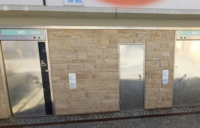 Bei der Stadtteilausschusssitzung am Montag gab Oberbürgermeister Uwe Skrzypek bekannt, dass am Adlerplatz das Rankgerüst und das Sonnensegel überm Sandkasten installiert seien. Der Zugang zur Toilette sei „wie er sein sollte“, beide seien nun wieder mittels Münzautomat zugänglich. <span class='image-autor'>Foto: Rücker</span>