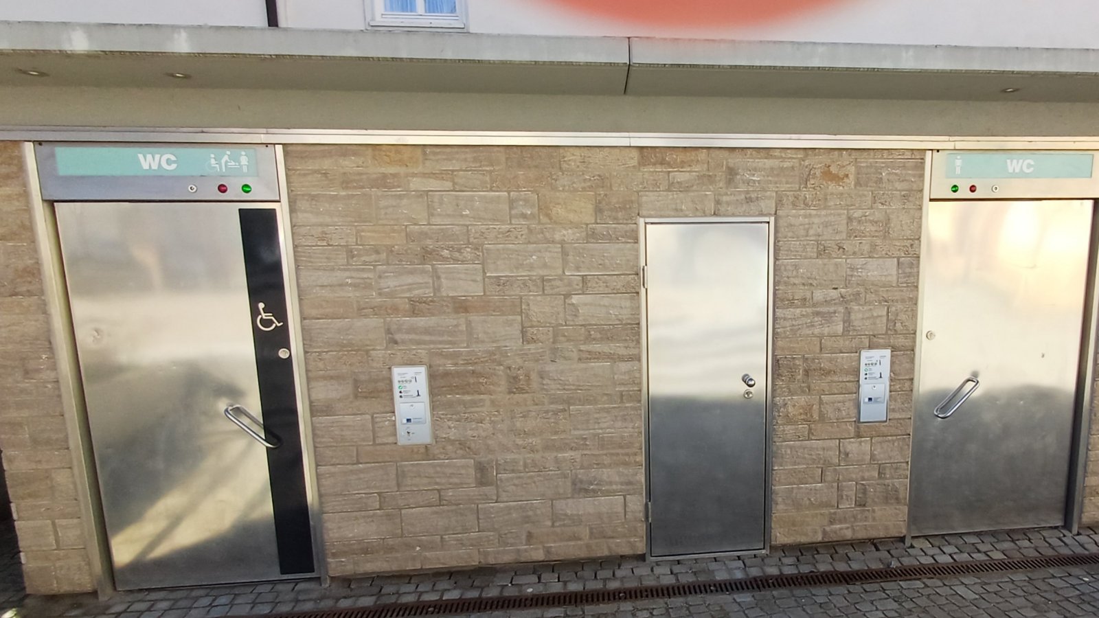 Bei der Stadtteilausschusssitzung am Montag gab Oberbürgermeister Uwe Skrzypek bekannt, dass am Adlerplatz das Rankgerüst und das Sonnensegel überm Sandkasten installiert seien. Der Zugang zur Toilette sei „wie er sein sollte“, beide seien nun wieder mittels Münzautomat zugänglich. Foto: Rücker