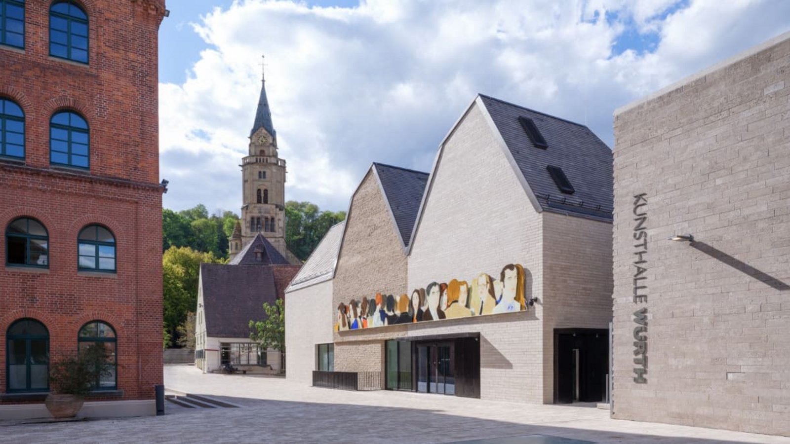 Die erweiterte Kunsthalle Würth in Schwäbisch Hall, mit einem Fries von Alex Katz über dem neuen Haupteingang.Stefan Müller-Naumann