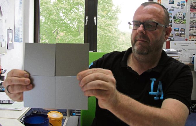 Ortsbaumeister Matthias Meinhardt zeigt Muster der Trespa-Platten, die für die neue Fassadenverkleidung infrage kommen.  Fotos: Banholzer